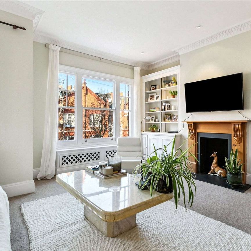 Neutrally decorated two bedroom, split level apartment off the Wandsworth Bridge Road. - Photo 1