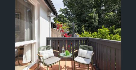 Park-front residence on dual-access block - Photo 3