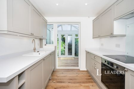 2 bedroom mid-terrace to rent Arun Street - Photo 4