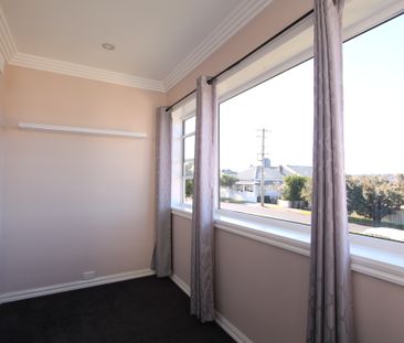 Beautiful Modern Home - Photo 5