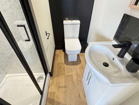 En-suite Bedroom with all bills included Room 1 - Photo 5