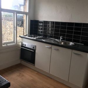 3 bedroom flat to rent - Photo 2