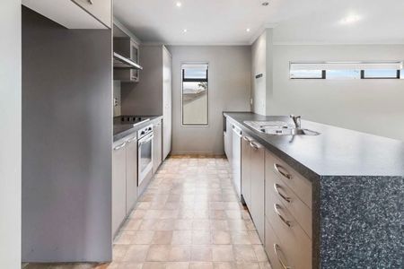 Three Bedroom Modern Private Townhouse - Photo 4