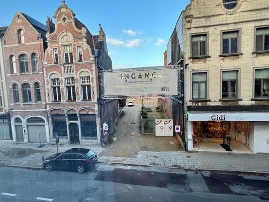 Ruim appartement in het centrum met 2 slaapkamers en lift. - Photo 1