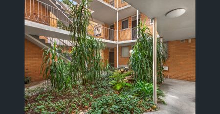 Sunlit Sanctuary in Iconic 1960s Building - Prime Village Location Near Beach & Transport! - Photo 3