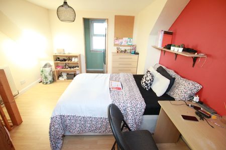 3 Bed Terraced House, Blenheim Gardens, RG1 - Photo 5