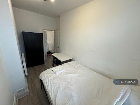 3 bedroom flat to rent - Photo 2