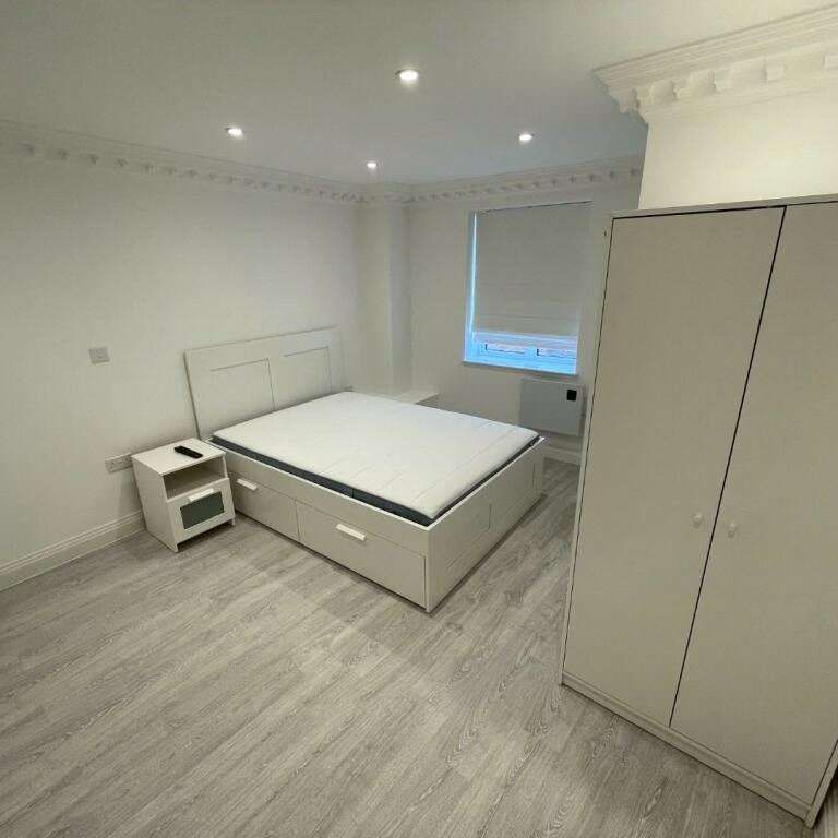 Located in the heart of Reading town centre is this 2 bedroom apartment to rent. - Photo 1