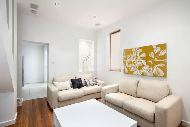 A sleek fusion of traditional and contemporary - Photo 1