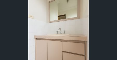 "Freshly Updated Villa with New Floors, Blinds & Air Con Comfort" - Photo 2