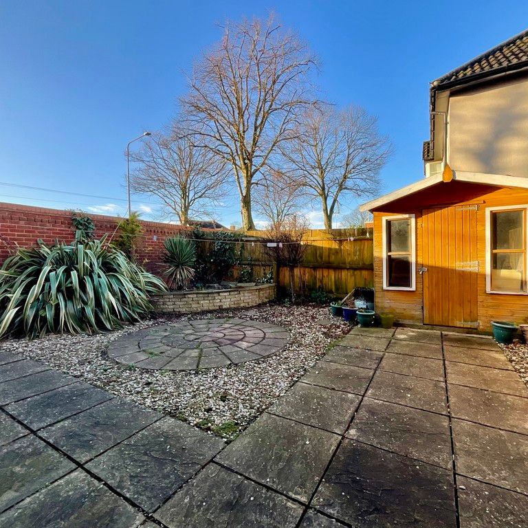 3 bedroom End Terraced House to let - Photo 1