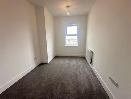 3 bedroom flat to rent - Photo 4