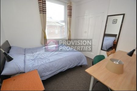 3 Bedroom Rentals in Leeds - Photo 2