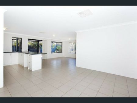 Room for the Whole Family � Modern 4x2 Near Shops & Transport - Photo 2