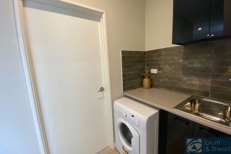 Stylish & Modern Apartment in Amazing Location - Photo 4