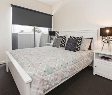 Spacious Apartment In The Heart Of Mordialloc - Photo 2