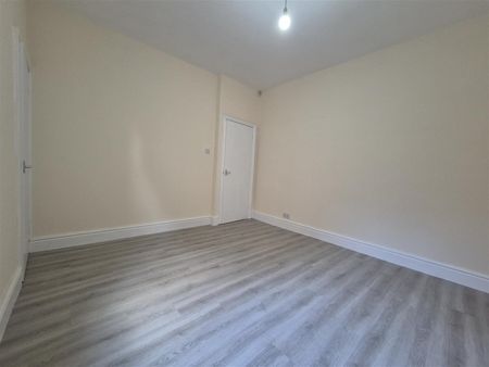 3 Bed House - Terraced - Photo 4