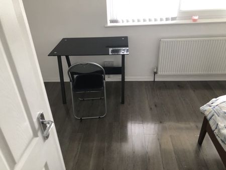 Room in a Shared House, Hurdlow Walk, M9 - Photo 3