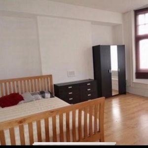1 bedroom in a flat share to rent - Photo 2