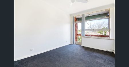 Bright and Spacious Top Floor Apartment - Photo 3