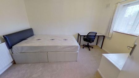 4 bedroom semi-detached house to rent - Photo 2