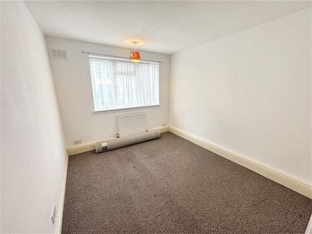 3 bedroom flat to rent - Photo 2