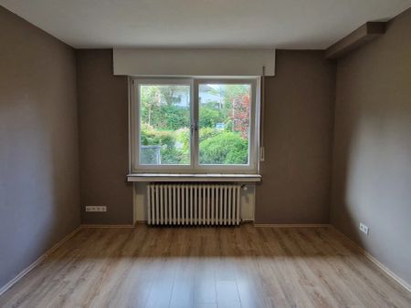 Singles aufgepasst: helle 2-Zimmer-Wohnung mit Einbauküche und Terrasse zu vermieten - Photo 2