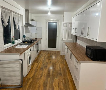 1 bedroom in a house share to rent - Photo 1