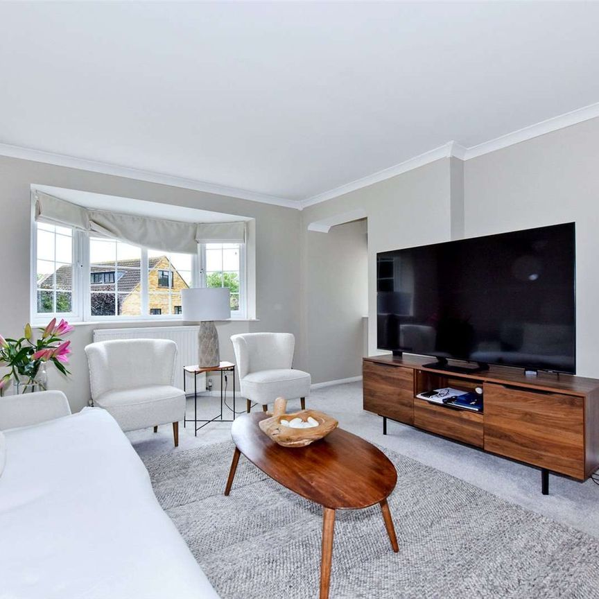 A detached four bedroom character home situated on the outskirts of Cobham located in a cul de sac approximately 0.5 of a mile from Effingham Junction station. - Photo 1