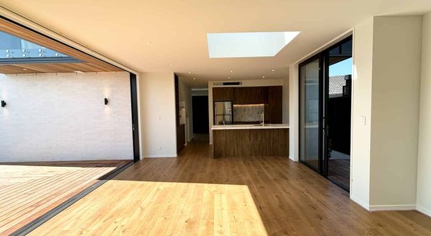 One year old Executive home - Photo 1