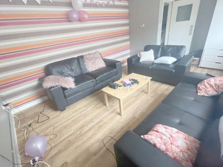 7 Bedroom Flat - Photo 2