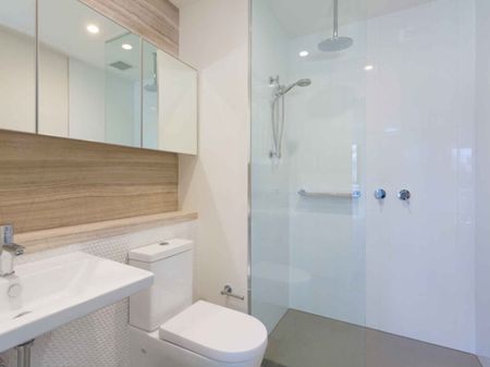 Resort Lifestyle In This Stylish Light-Filled Retreat - Photo 5