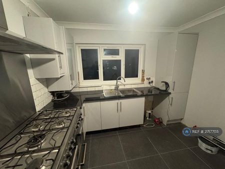 1 bedroom in a flat share to rent - Photo 3