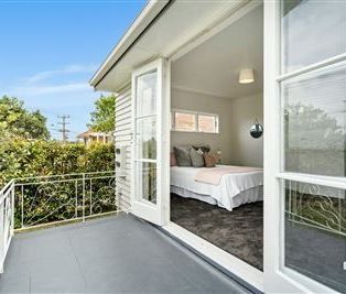 Charming 3-Bedroom Bungalow in Hillcrest, Auckland - Photo 5