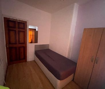 box room and double room in a shared house- ilford - Photo 4