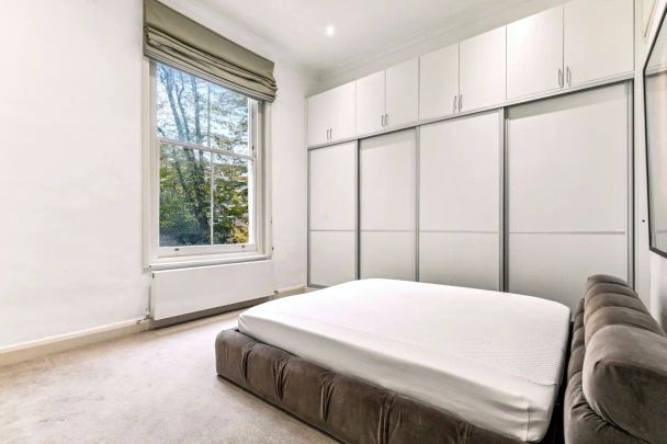 2 bedroom flat in London - Photo 1