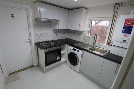 Mead Road, London, HA8 - Photo 4