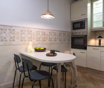 Room in a shared 6-bedroom apartment for rent in el Gòtic - Photo 4