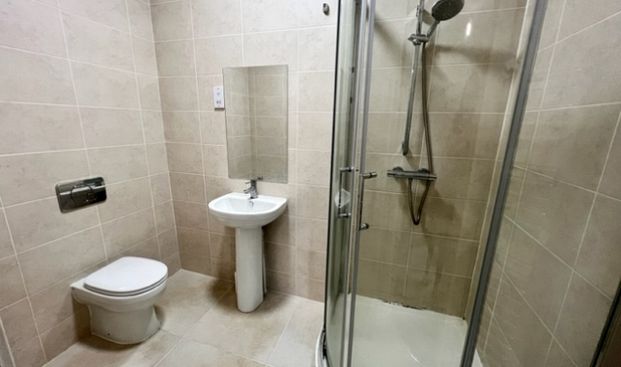 Double Ensuite bedroom in High spec house share - Photo 1