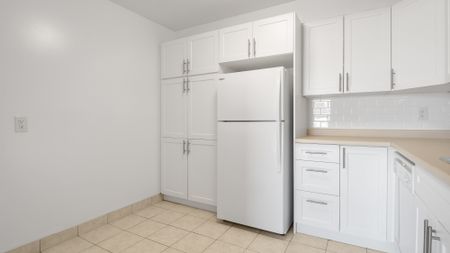 Ouellette Tower Apartments - Photo 4