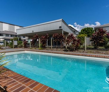 Modern 3-Bedroom Townhouse with Pool & Gym Access. Ideal Location! - Photo 1