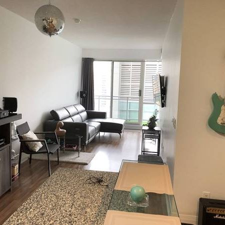 Beautiful 1 Bedroom Suite with Spacious Balcony in Vibrant Downtown Lo - Photo 3