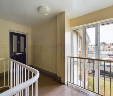 3 bedroom flat to rent - Photo 2