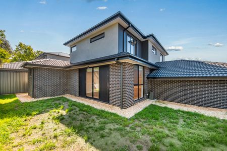 Huge Brand New Townhouse in Heart of Ringwood - Photo 4