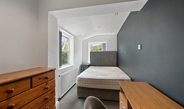 Recently Renovated 5-Bed Student House with Ensuite Bathrooms - Photo 1