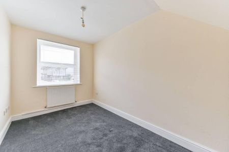 3 bedroom flat to rent - Photo 4