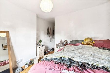 Split over two floor is this spacious 3double bedroom maisonette - Photo 4