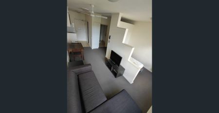 Stylish Furnished Apartment with Pool View – Walk to Uni & Lygon Street - Photo 3