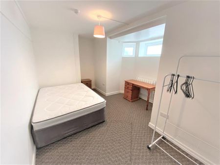 3 bedroom flat to rent - Photo 4