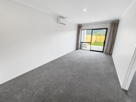 Immaculate townhouse with granny flat, solar & high spec finishes! - Photo 2